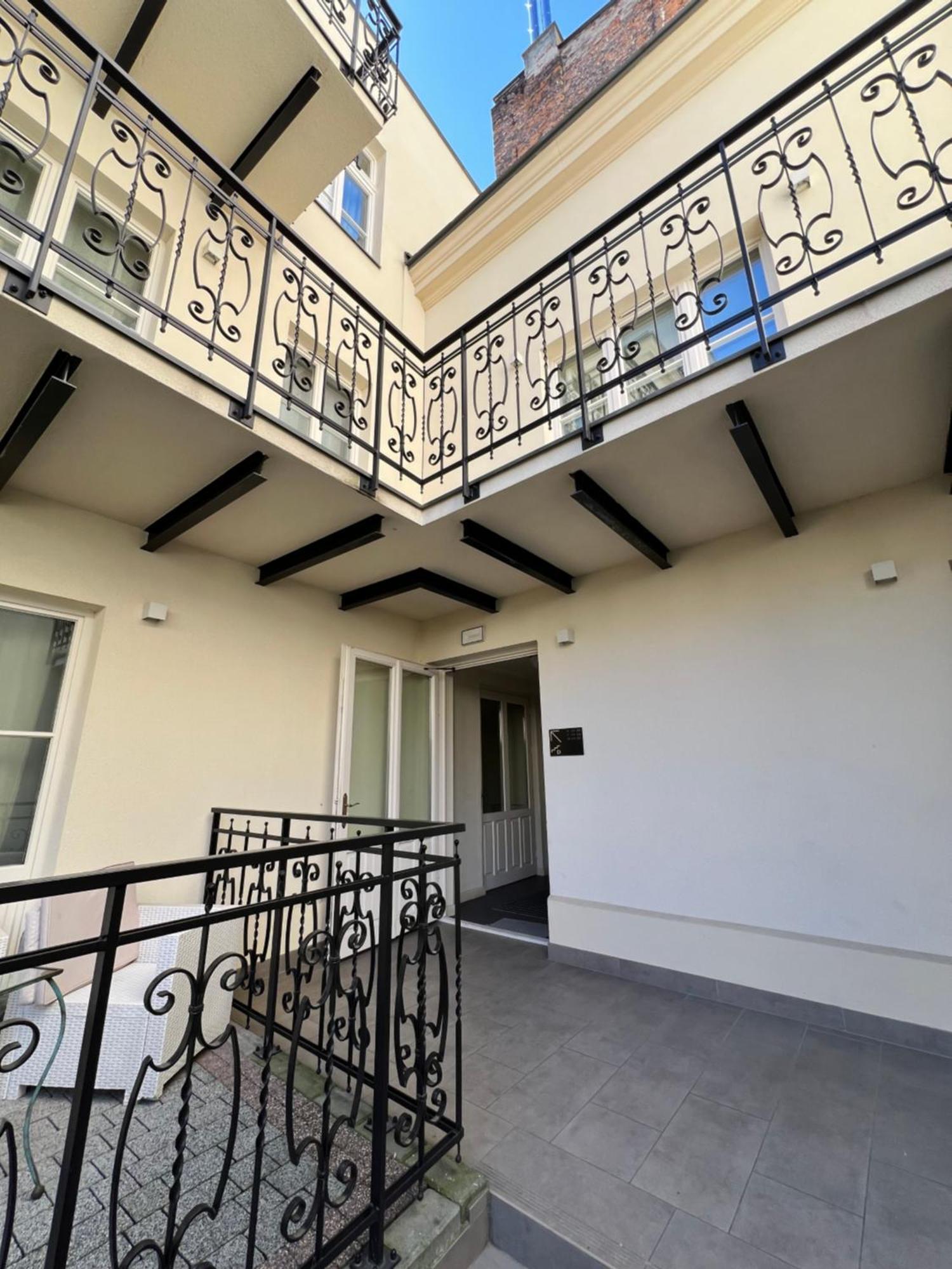 Atrium - Old Town Luxury Apartments - By Upstairs Krakau Buitenkant foto